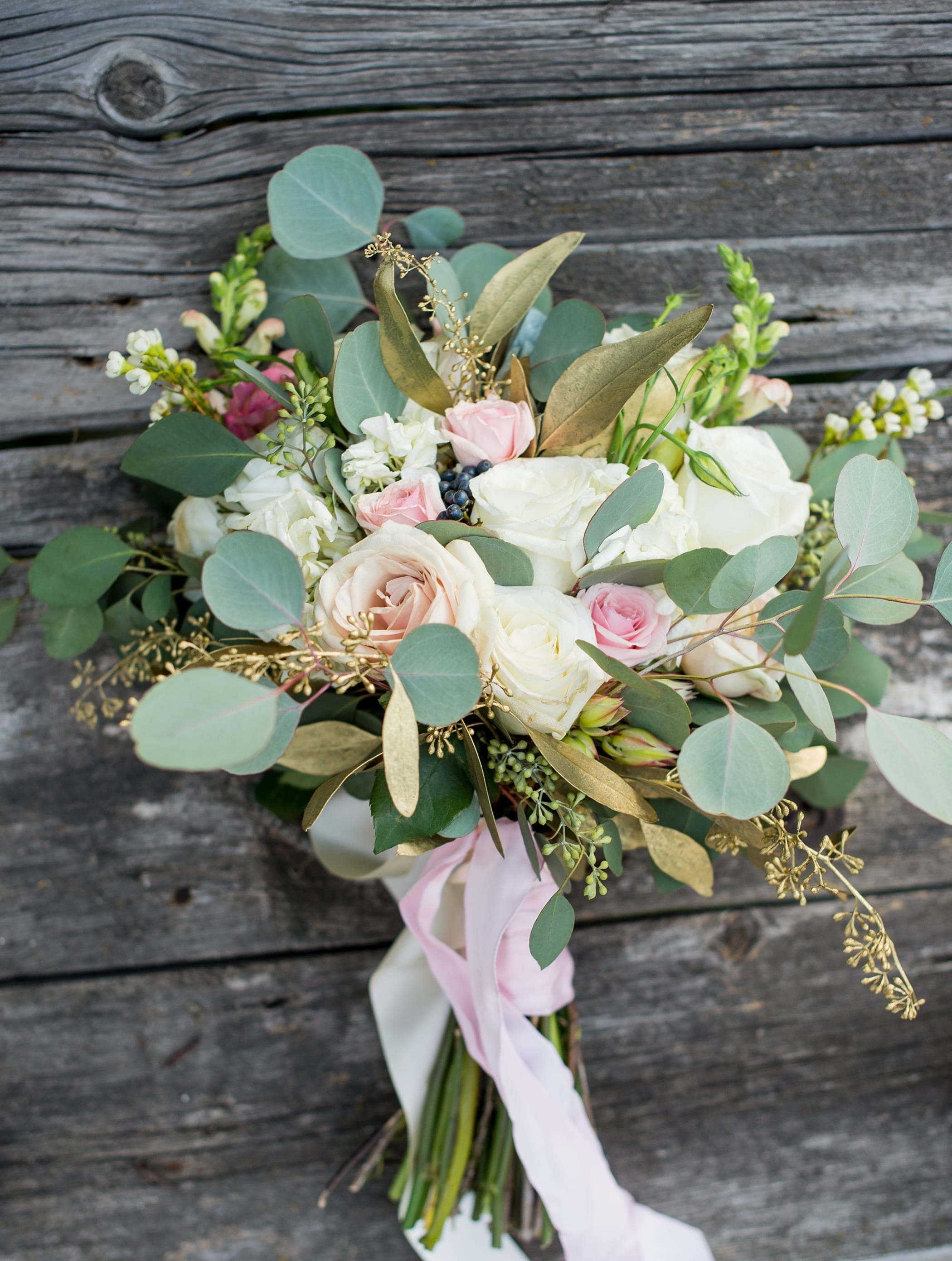 2016 wedding trend bouquets- loose and flowy photographed by MIchelle & Logan_0009